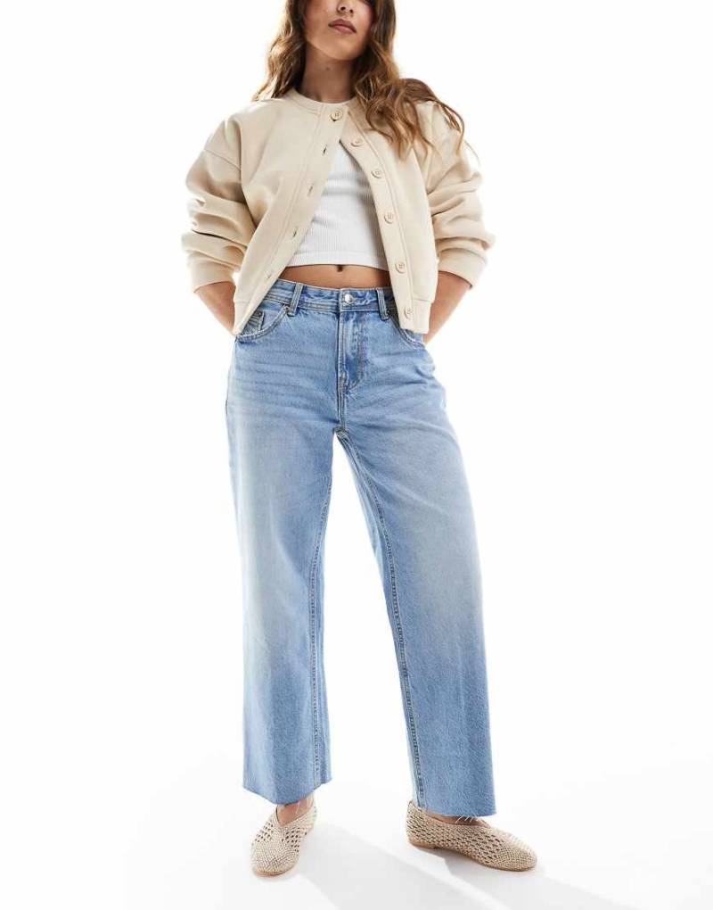 Stradivarius - D96 - Gerade geschnittene Cropped-Jeans in Blau von Stradivarius
