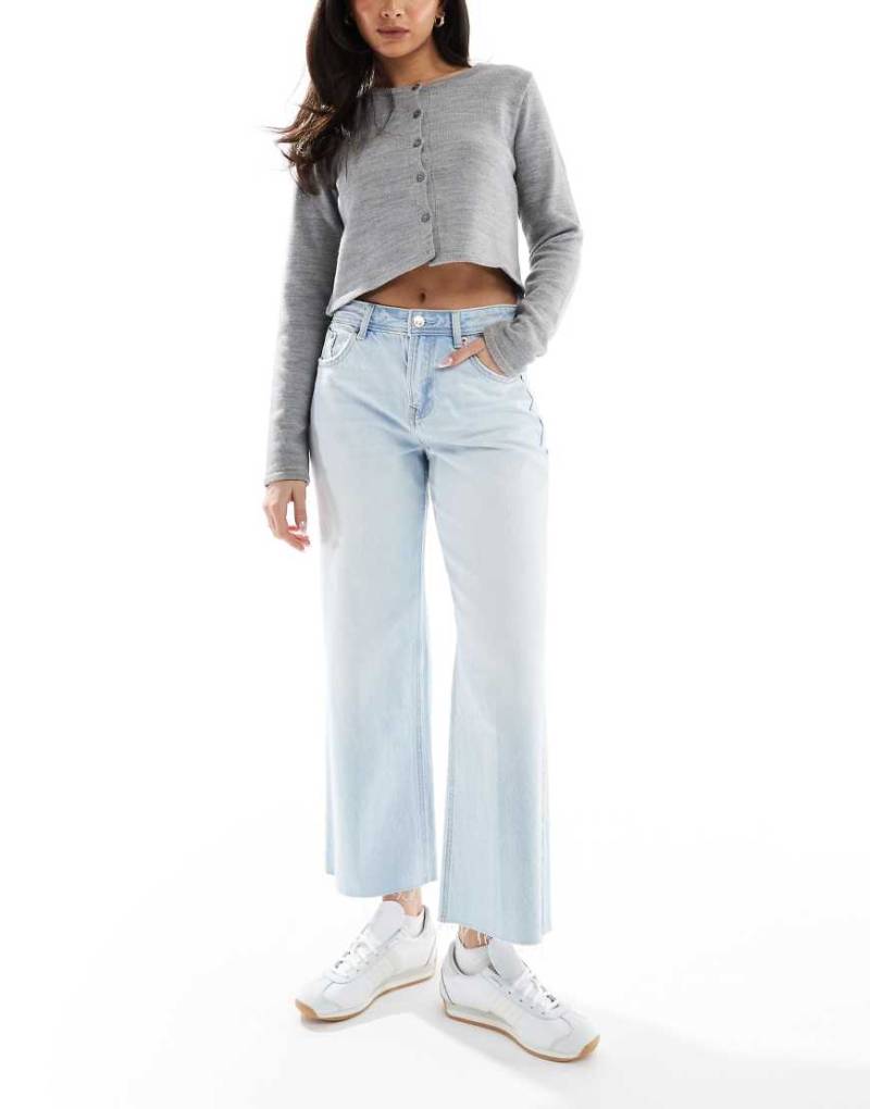 Stradivarius - D96 - Verkürzte, gerade geschnittene Jeans in Hellblau von Stradivarius