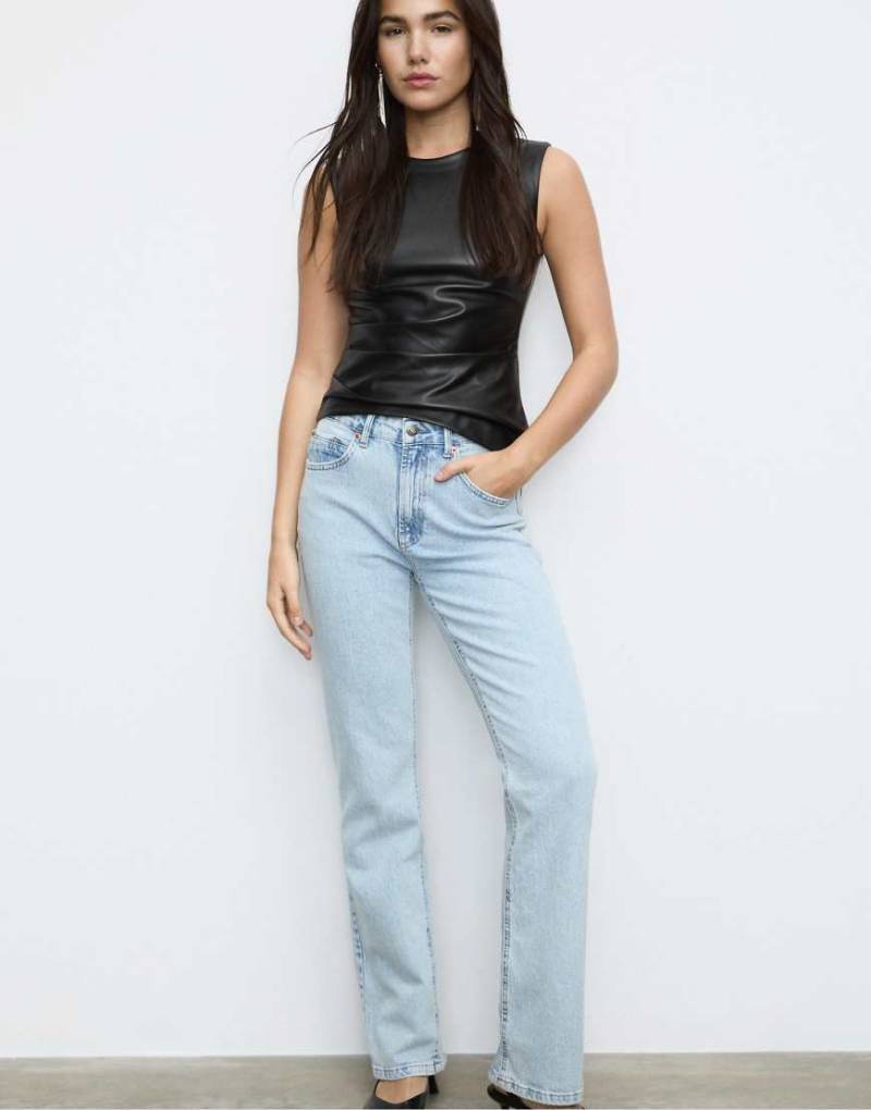 Stradivarius - D98 - Gerade geschnittene Jeans in Hellblau mit Vintage-Effekt von Stradivarius