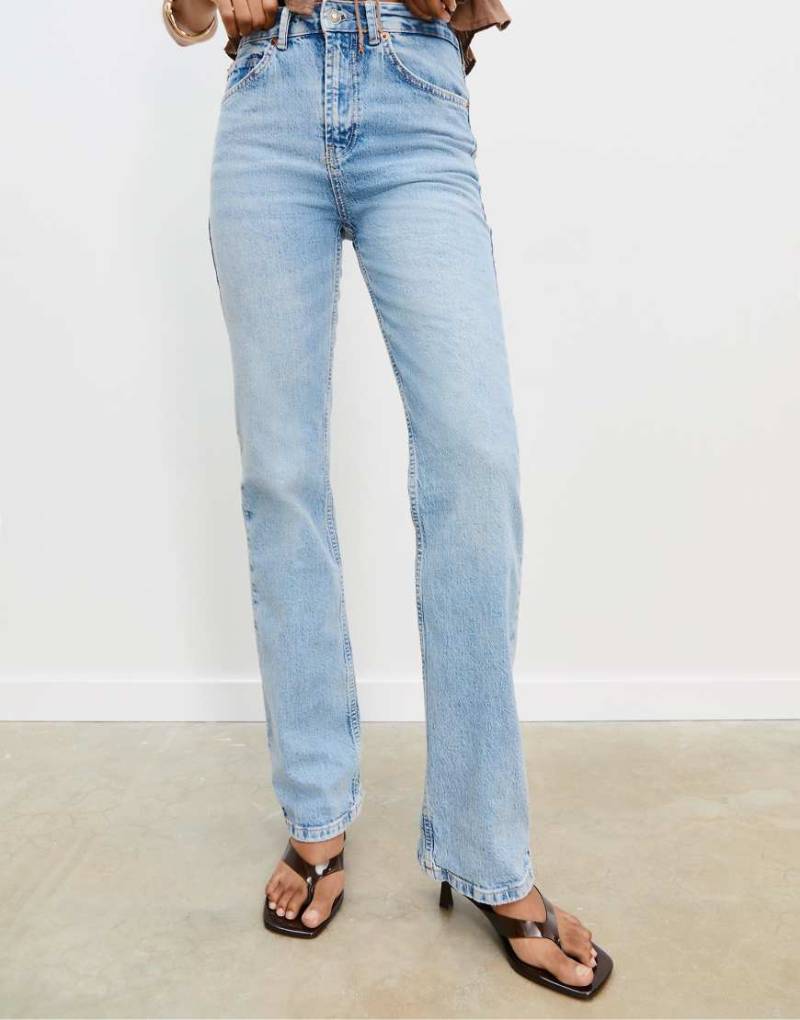 Stradivarius - D98 - Gerade geschnittene Jeans in Hellblau mit Vintage-Effekt von Stradivarius