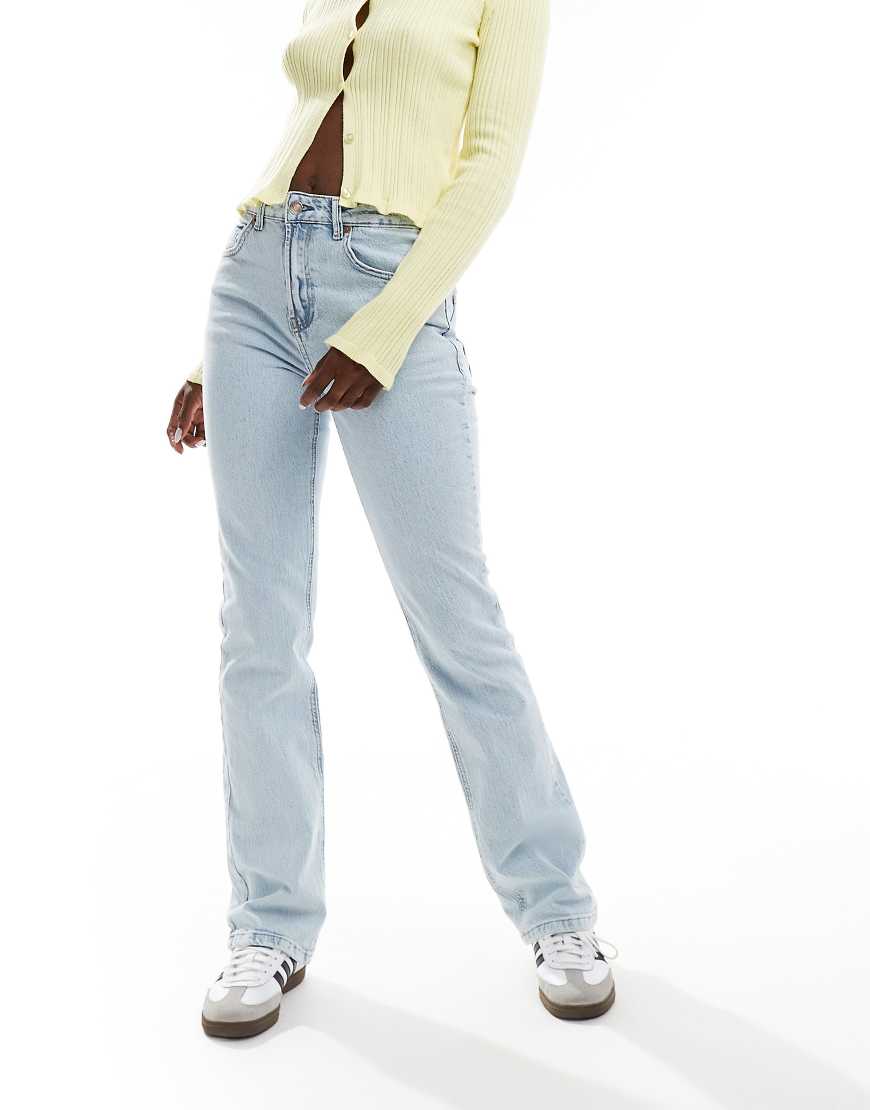 Stradivarius - D98 - Gerade geschnittene Jeans in Hellblau mit Vintage-Effekt von Stradivarius