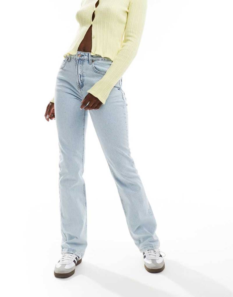 Stradivarius - D98 - Gerade geschnittene Jeans in Hellblau mit Vintage-Effekt von Stradivarius