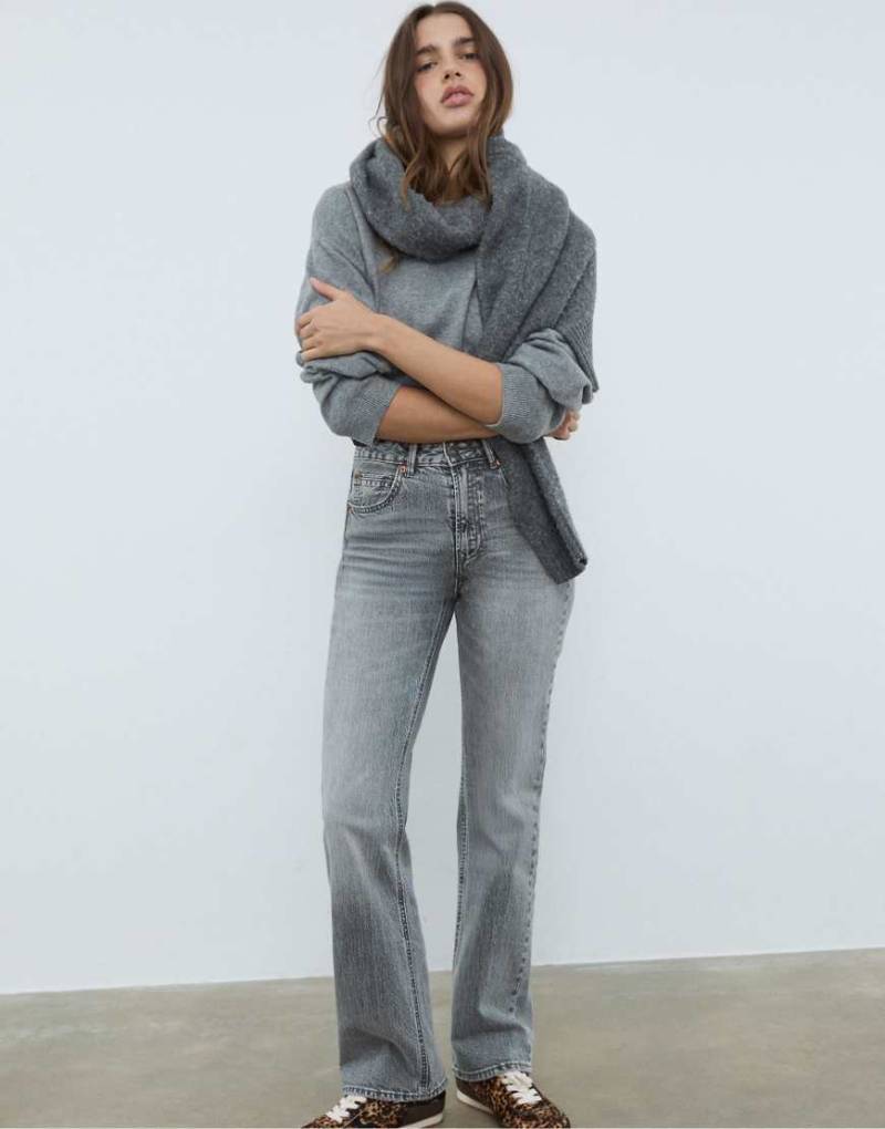 Stradivarius - D98 - Gerade geschnittene Jeans in Mittelgrau mit Vintage-Effekt von Stradivarius