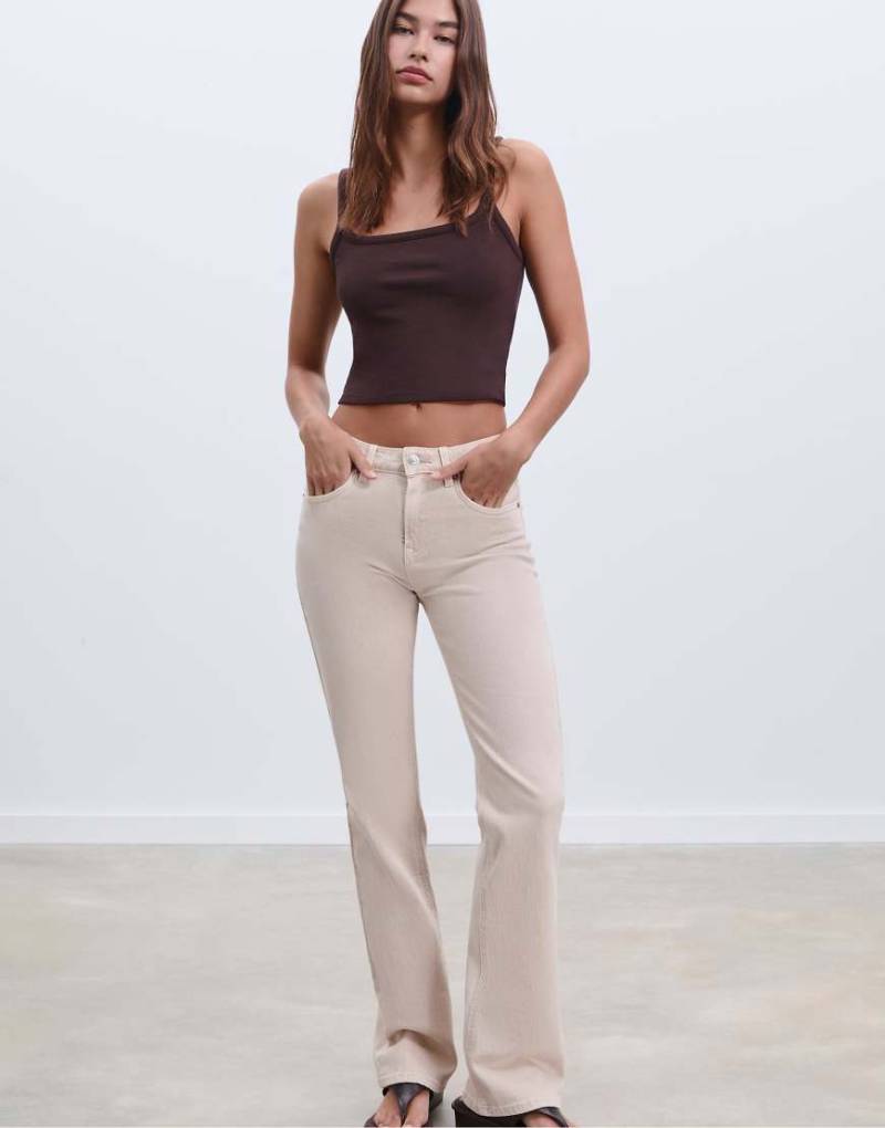 Stradivarius - D98 - Gerade geschnittene Jeans in Steinbeige-Weiß von Stradivarius