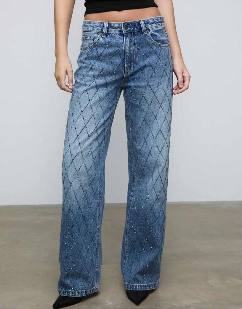 Stradivarius - Denim-Jeans in Mittelblau mit Strassverzierung von Stradivarius