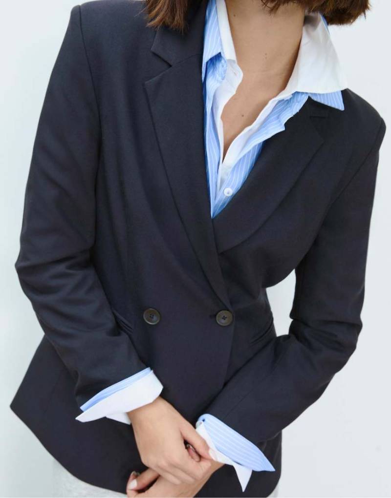 Stradivarius - Doppelreihiger Blazer in Dunkelblau mit schmalem Schnitt-Marineblau von Stradivarius
