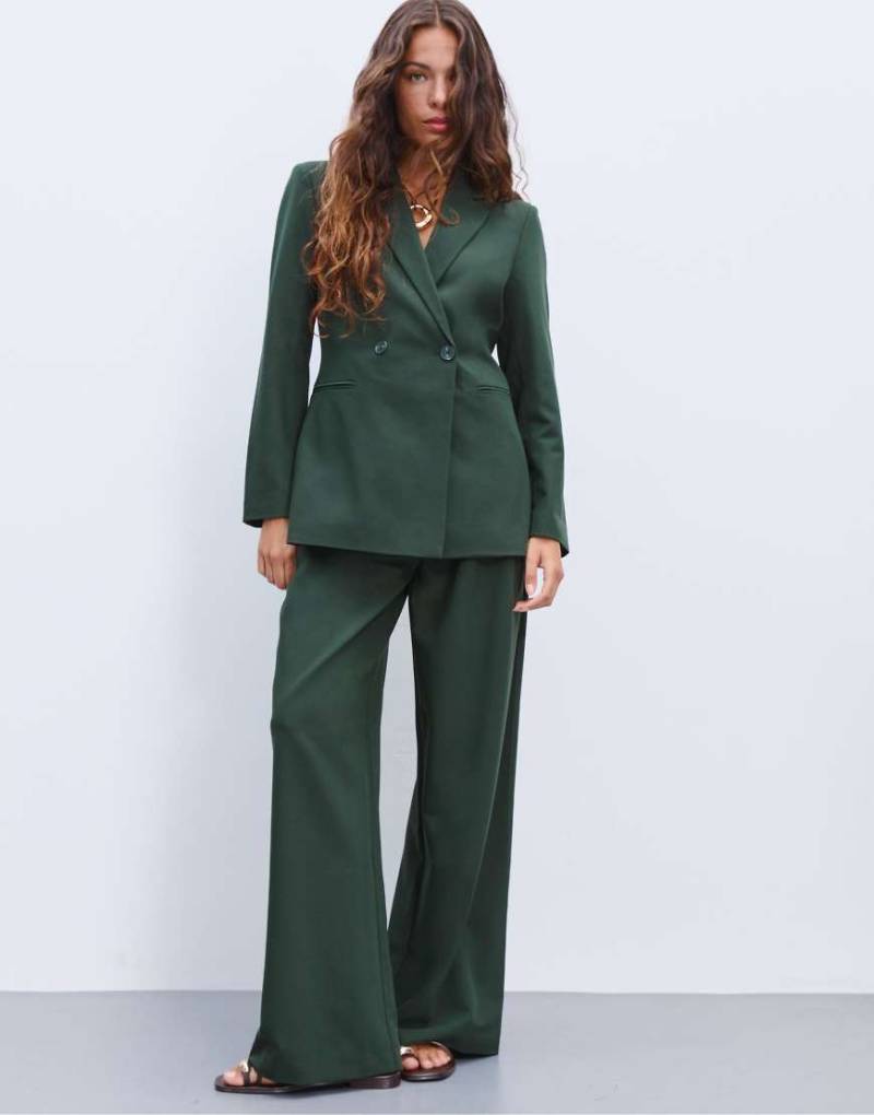 Stradivarius - Doppelreihiger Blazer in Grün mit schmalem Schnitt von Stradivarius