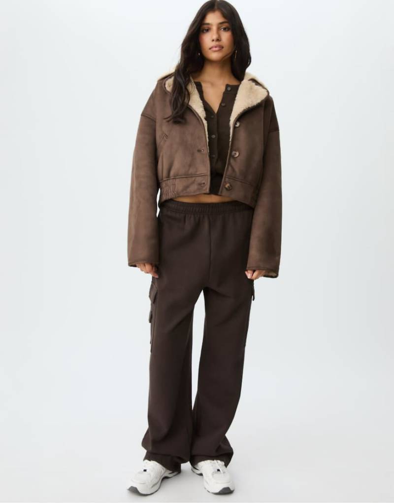 Stradivarius - Doppelseitige Jacke in Braun mit überkreuztem Detail-Brown von Stradivarius