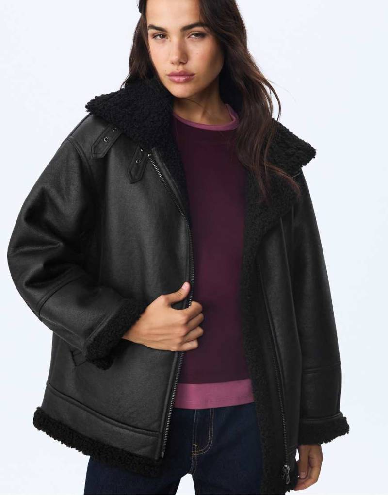 Stradivarius - Doubleface-Jacke in Schwarz mit Schnallen von Stradivarius
