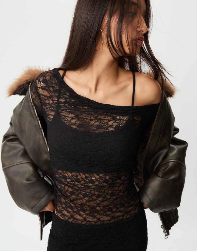 Stradivarius - Drapiertes Spitzen-Oberteil in Schwarz von Stradivarius