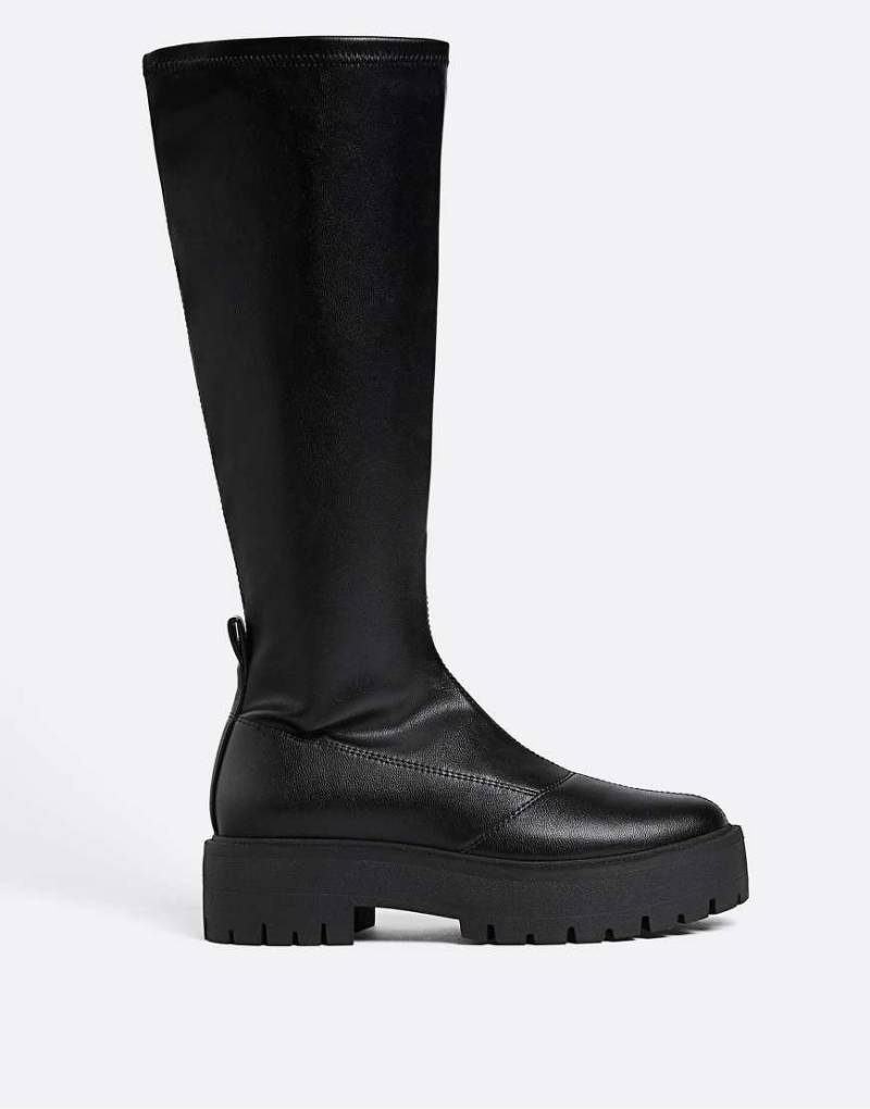 Stradivarius - Elastische, kniehohe Stiefel in Schwarz mit Profilsohle Stradivarius - Elastische, kniehohe Stiefel in Schwarz mit Profilsohle von Stradivarius