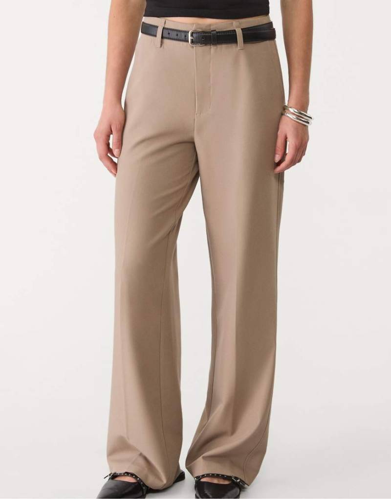 Stradivarius - Elegante, fließende Hose in Beige mit Gürtel und geradem Bein-Neutral von Stradivarius