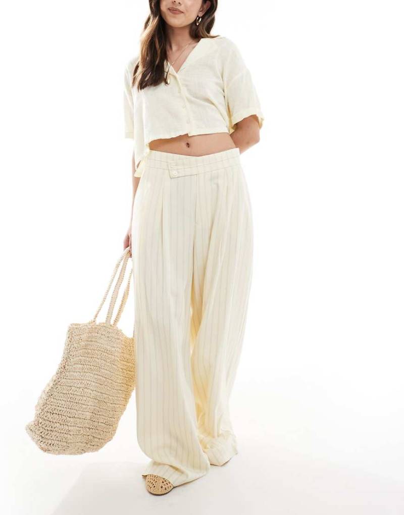 Stradivarius - Elegante Hose in Blassgelb mit Bundfalten, Nadelstreifen und weitem Bein von Stradivarius