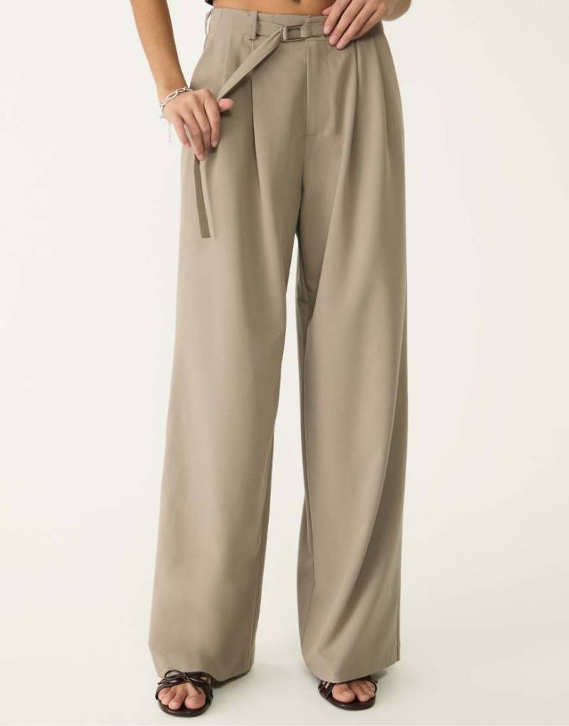 Stradivarius - Elegante Hose in Braun mit Schnallendetail und weitem Bein-Neutral von Stradivarius