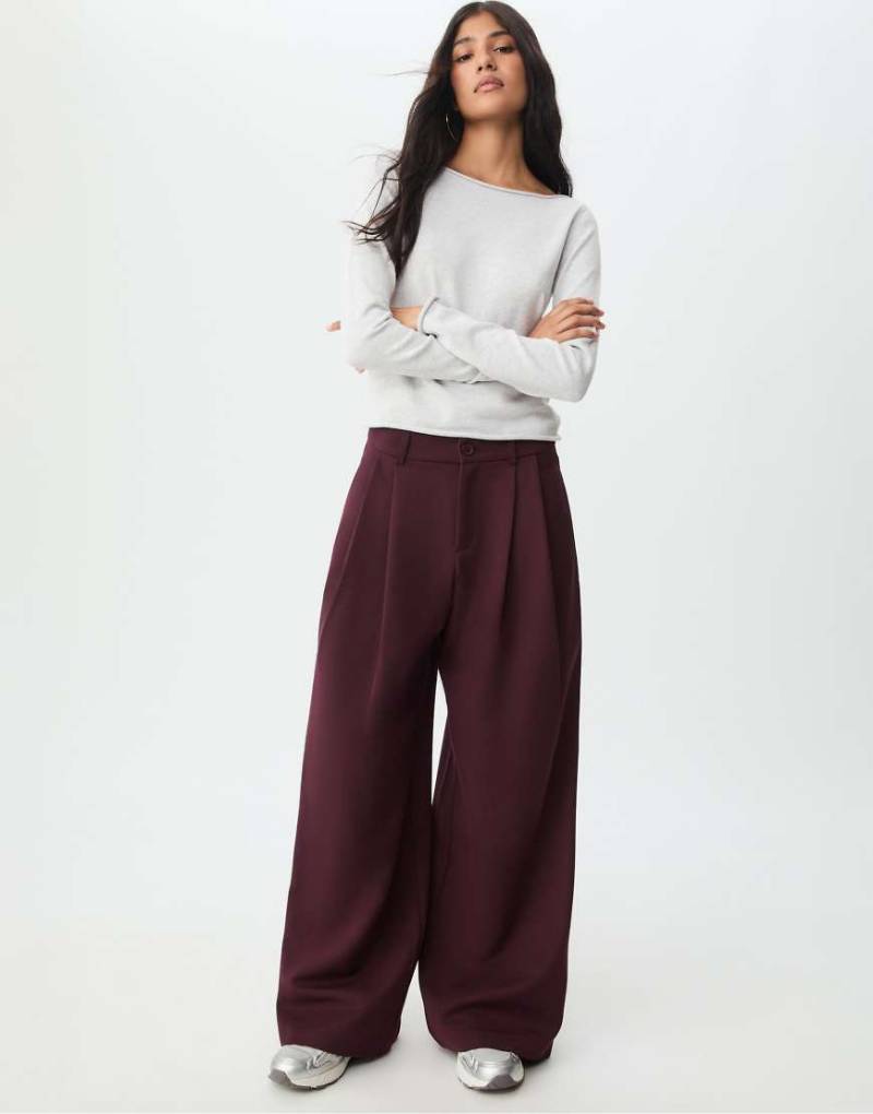 Stradivarius - Elegante Hose in Burgunderrot mit weitem Bein und Abnähern von Stradivarius