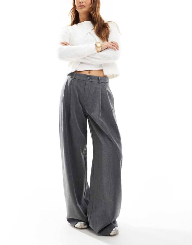 Stradivarius - Elegante Hose in Dunkelgrau mit weitem Bein und Abnähern von Stradivarius