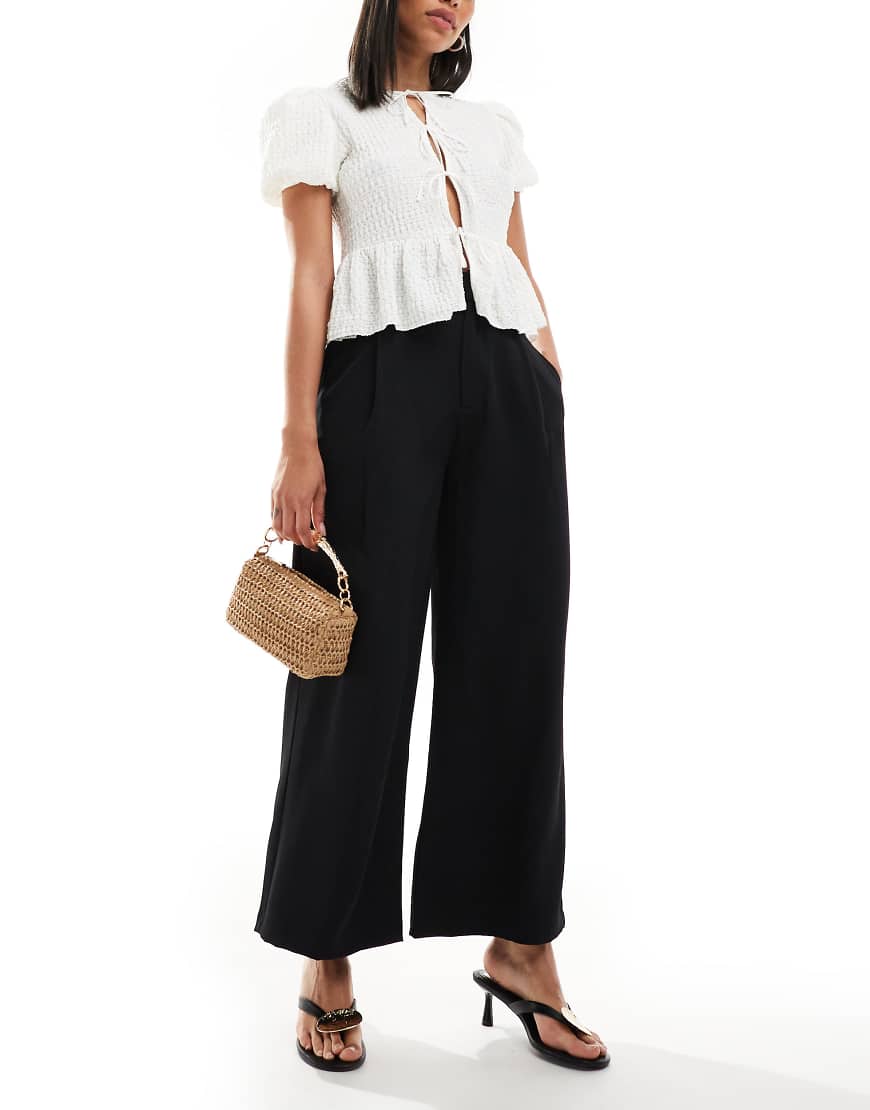 Stradivarius - Eleganter Hosenrock in Schwarz mit Abnähern von Stradivarius