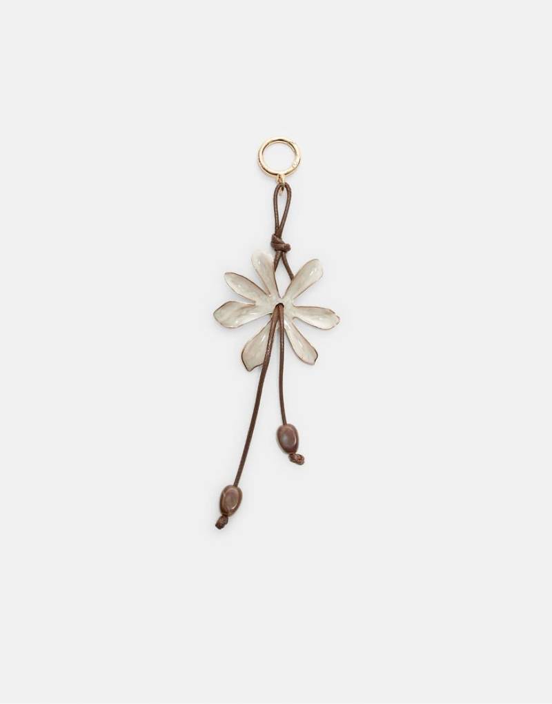 Stradivarius - Emaillierter Blumen-Schlüsselanhänger in Ecru-Weiß Stradivarius - Emaillierter Blumen-Schlüsselanhänger in Ecru-Weiß von Stradivarius
