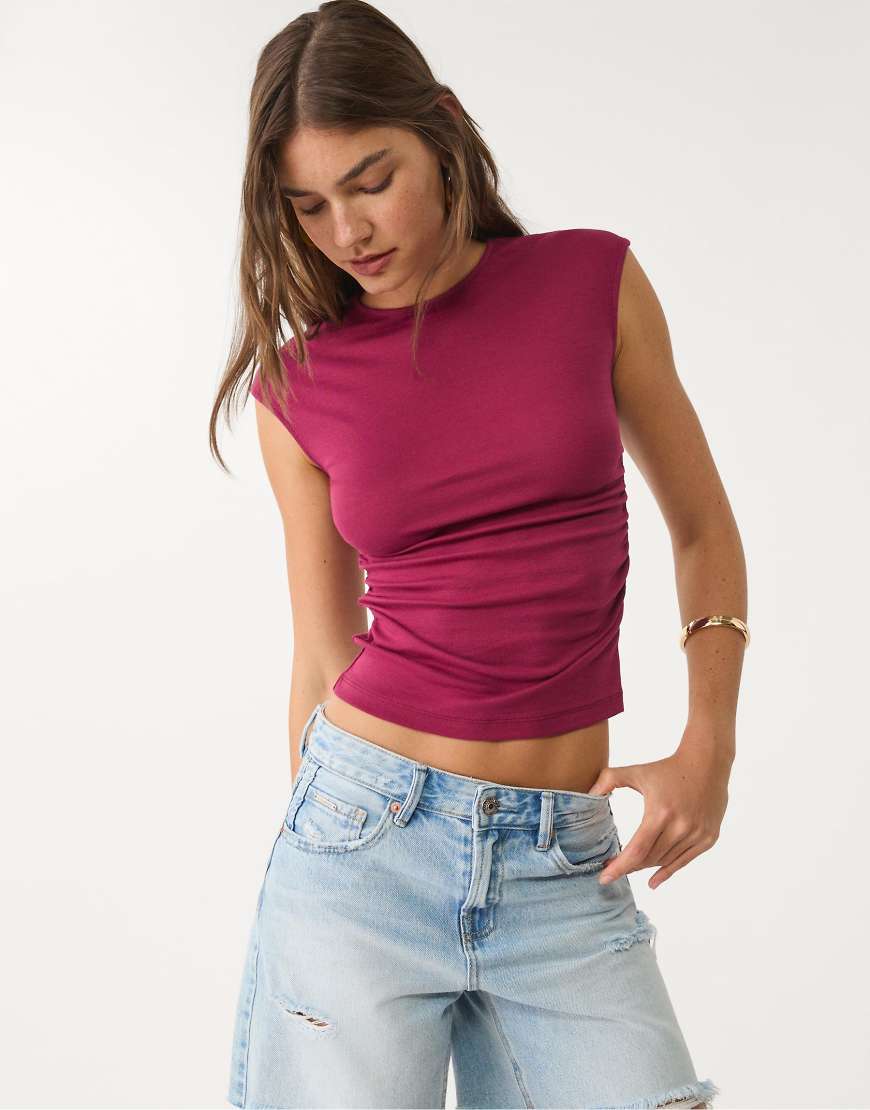 Stradivarius - Eng anliegendes Basic-T-Shirt in Burgunderrot mit Raffung von Stradivarius