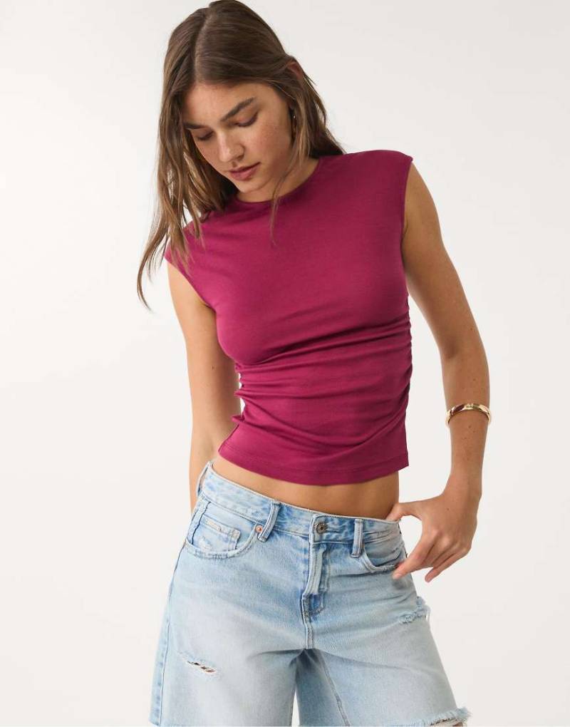 Stradivarius - Eng anliegendes Basic-T-Shirt in Burgunderrot mit Raffung von Stradivarius