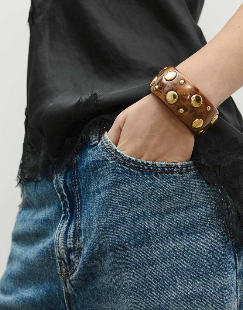 Stradivarius - Festes Armband in Gold mit Nieten-Gelb Stradivarius - Festes Armband in Gold mit Nieten-Gelb von Stradivarius