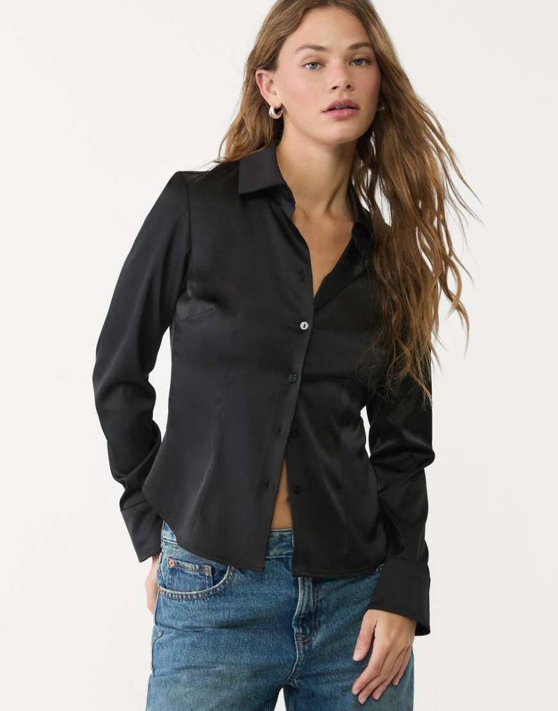 Stradivarius - Figurbetonte Hemdbluse aus Satin in Schwarz von Stradivarius