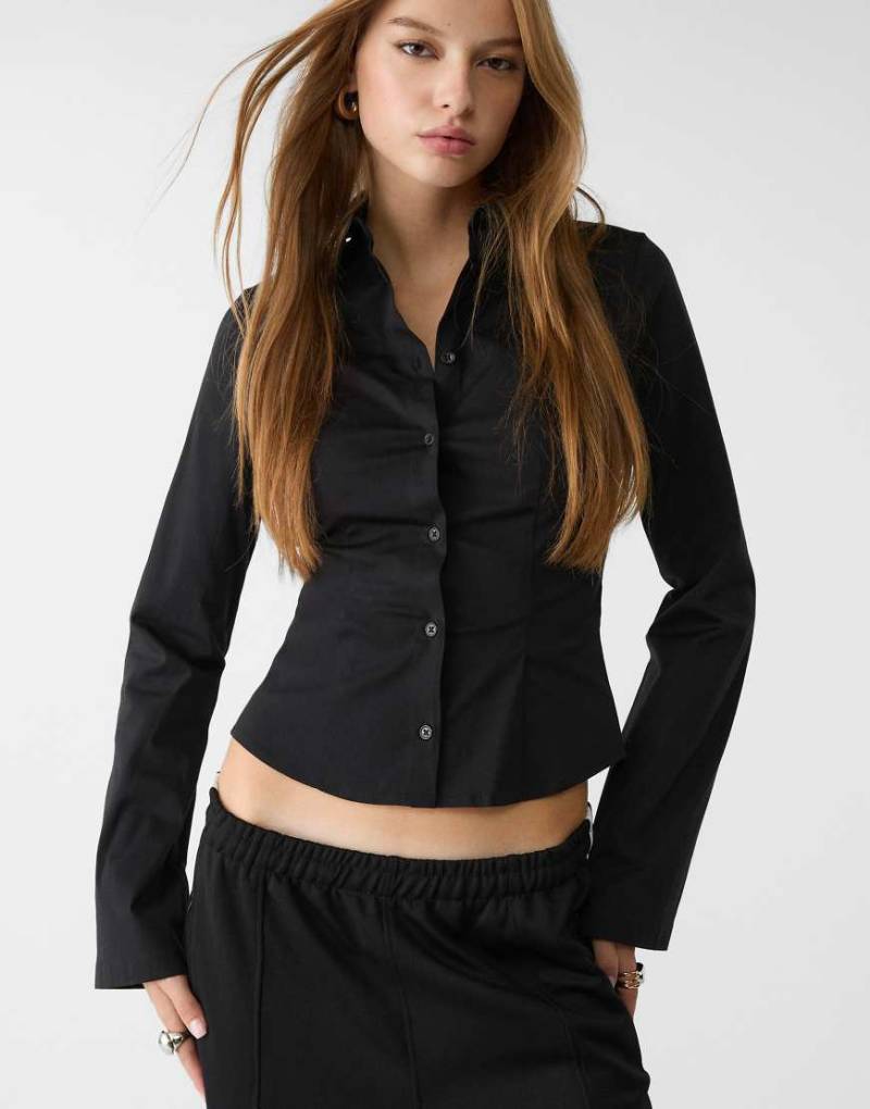 Stradivarius - Figurbetonte Hemdbluse in Schwarz mit Ärmeln von Stradivarius