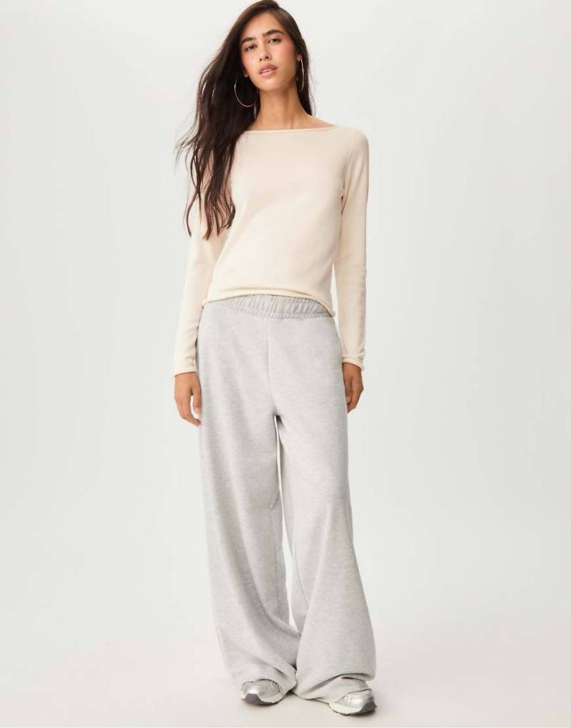 Stradivarius - Figurbetonter Pullover in Ecru mit U-Boot-Ausschnitt-Weiß von Stradivarius