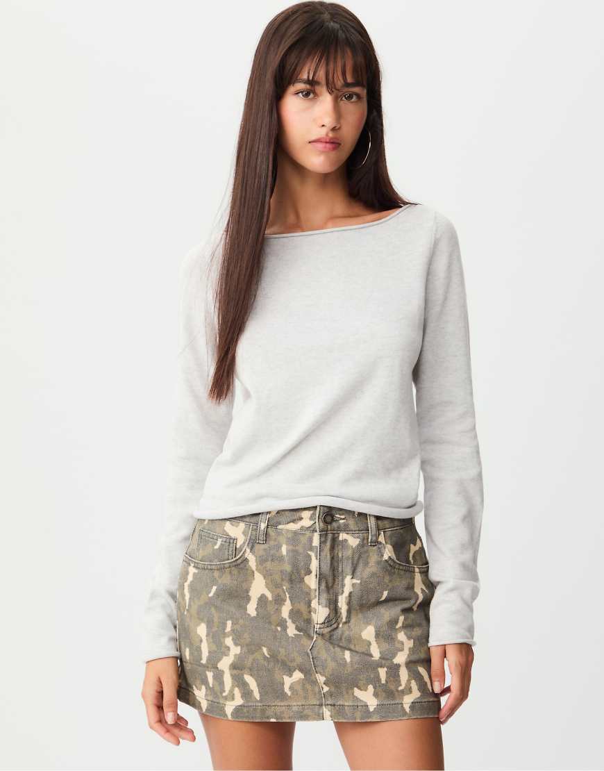 Stradivarius - Figurbetonter Pullover in meliertem Grau mit U-Boot-Ausschnitt von Stradivarius