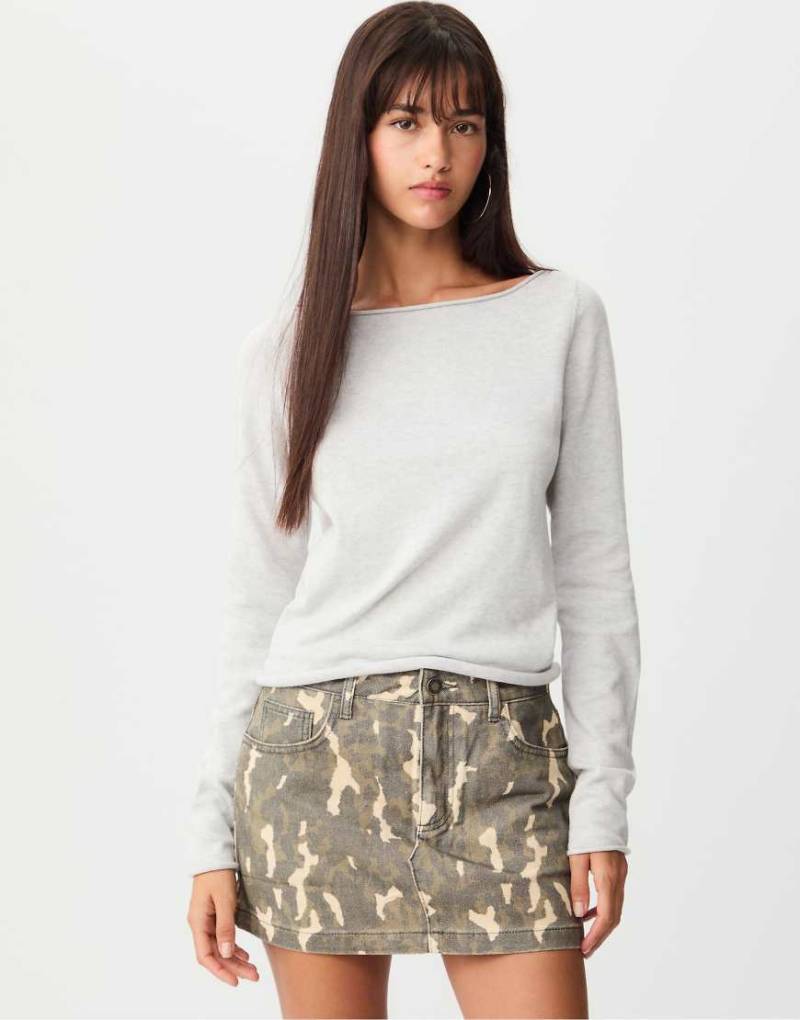 Stradivarius - Figurbetonter Pullover in meliertem Grau mit U-Boot-Ausschnitt von Stradivarius