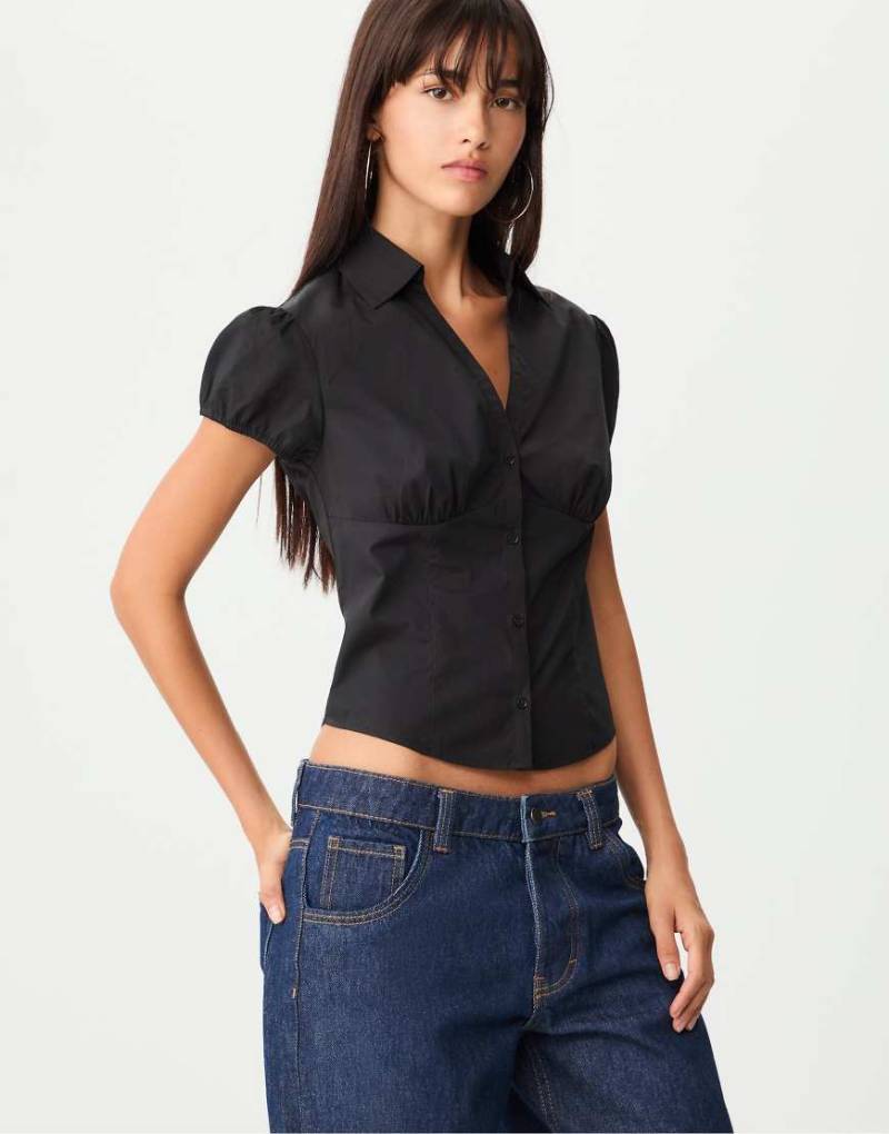 Stradivarius - Figurbetontes, kurzärmliges T-Shirt in Schwarz Stradivarius - Figurbetontes, kurzärmliges T-Shirt in Schwarz von Stradivarius