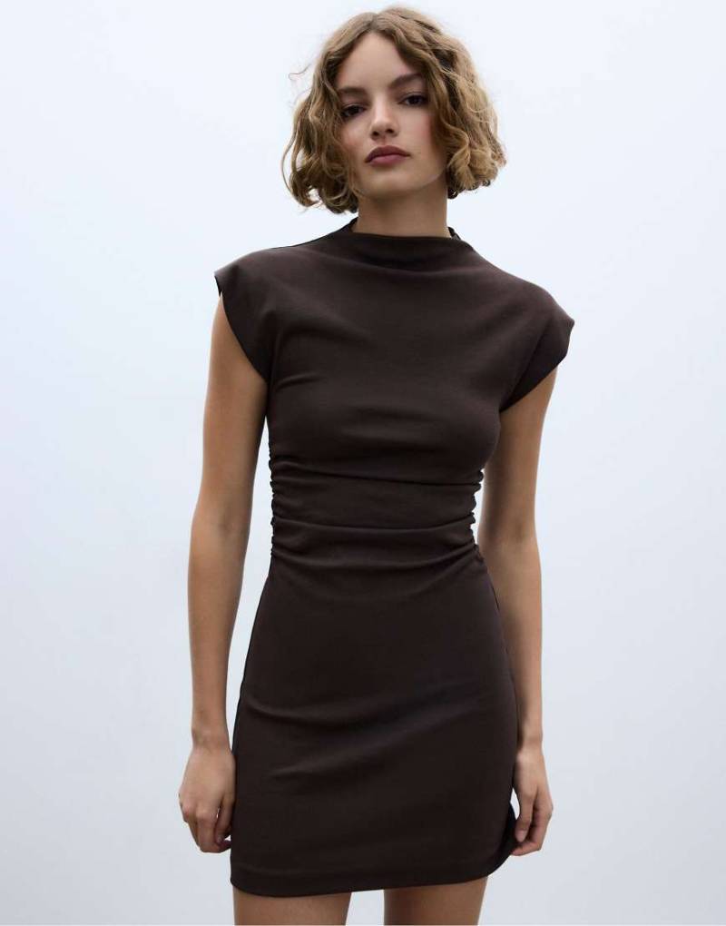 Stradivarius - Figurbetontes, kurzes Kleid in Braun mit Raffung-Brown von Stradivarius