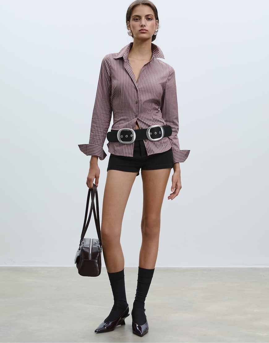 Stradivarius - Figurbetontes Basic-Hemd in Braun gestreift-Brown von Stradivarius