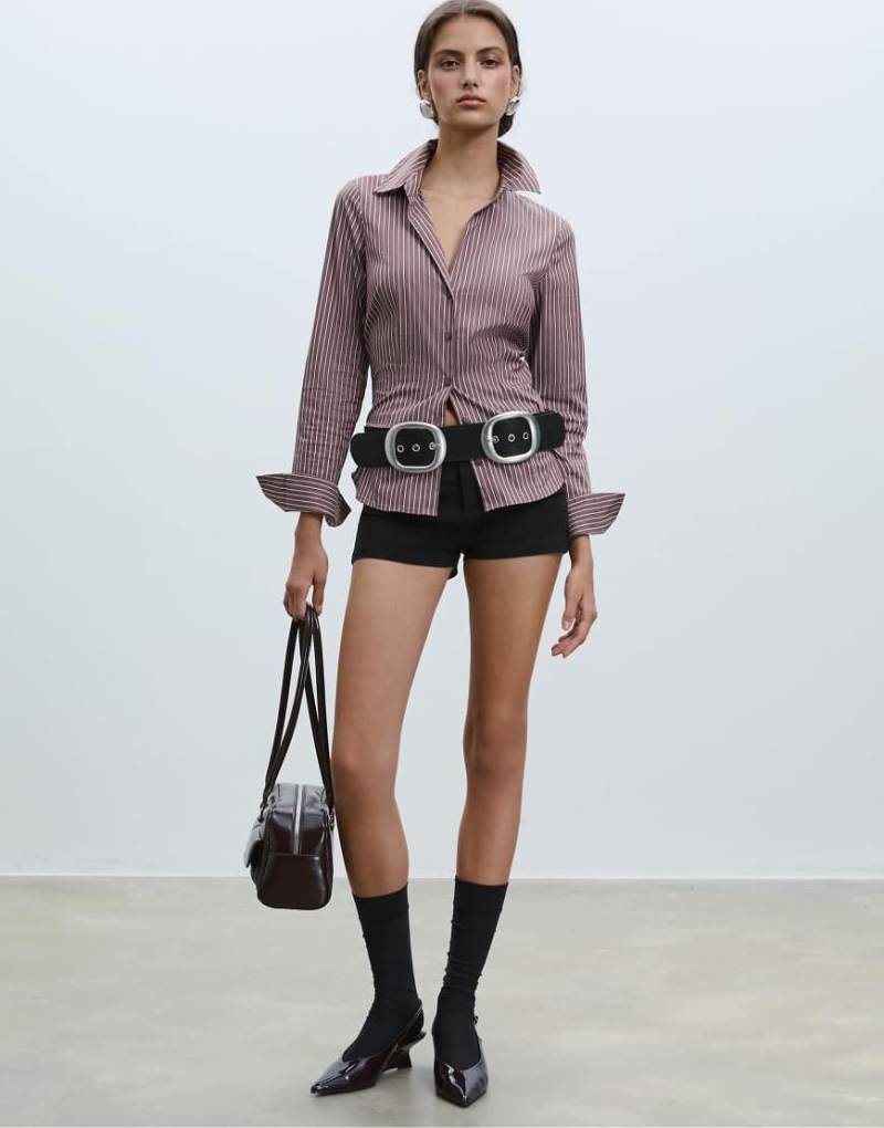 Stradivarius - Figurbetontes Basic-Hemd in Braun gestreift-Brown von Stradivarius