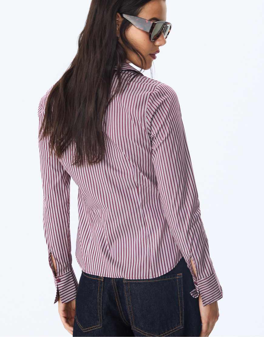 Stradivarius - Figurbetontes Basic-Hemd in lila gestreift von Stradivarius