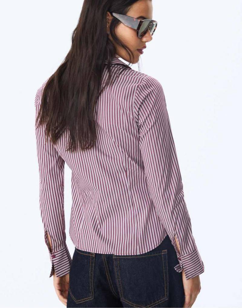 Stradivarius - Figurbetontes Basic-Hemd in lila gestreift von Stradivarius