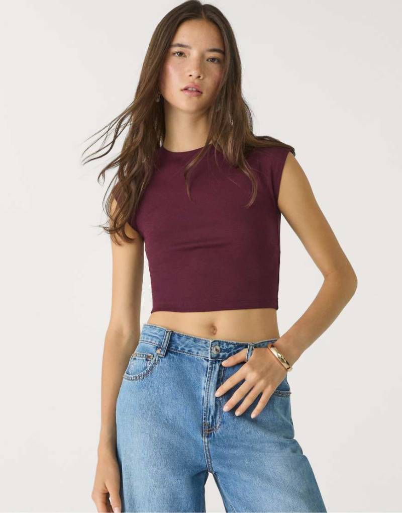 Stradivarius - Figurbetontes Basic-T-Shirt in Aubergine mit Cropped-Schnitt-Lila von Stradivarius