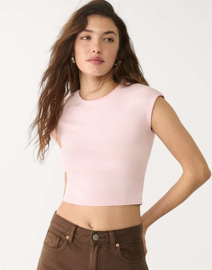 Stradivarius - Figurbetontes Cropped T-Shirt in Pastellrosa Stradivarius - Figurbetontes Cropped T-Shirt in Pastellrosa von Stradivarius