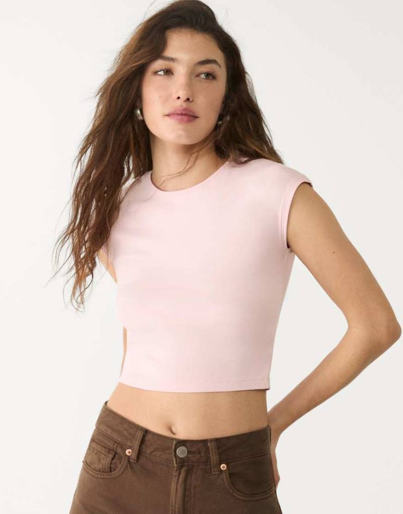 Stradivarius - Figurbetontes Cropped T-Shirt in Pastellrosa von Stradivarius