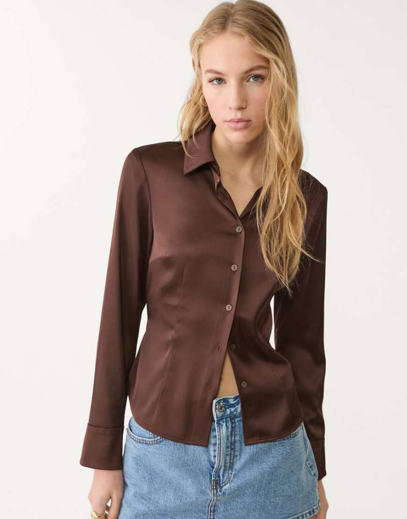 Stradivarius - Figurbetontes Hemd aus Satin in Braun von Stradivarius