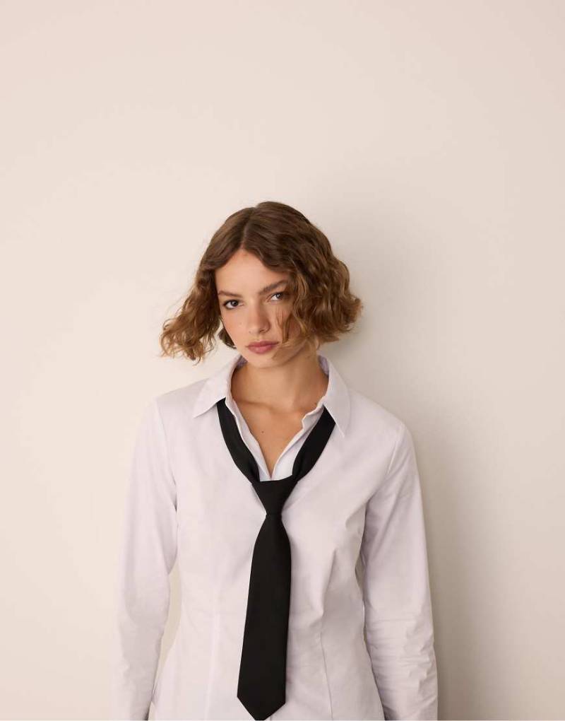 Stradivarius - Figurbetontes Hemd in Weiß von Stradivarius