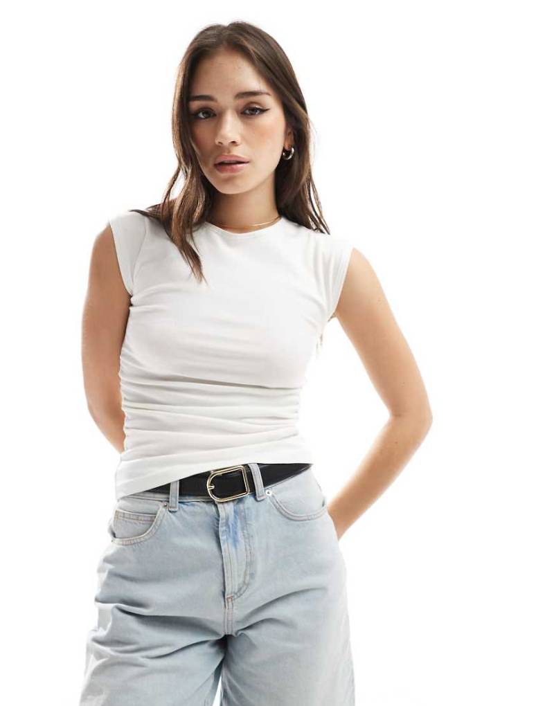 Stradivarius - Figurbetontes T-Shirt in Ecru mit Raffung-Weiß von Stradivarius