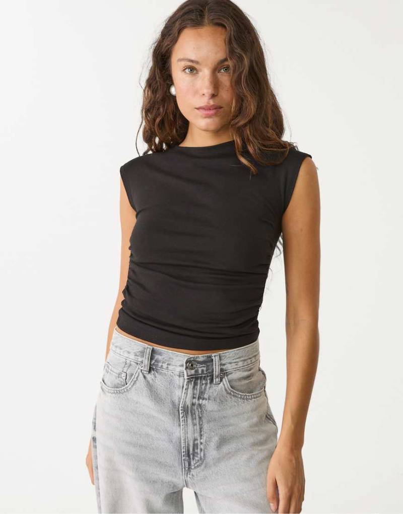 Stradivarius - Figurbetontes T-Shirt in Schwarz mit Raffung von Stradivarius