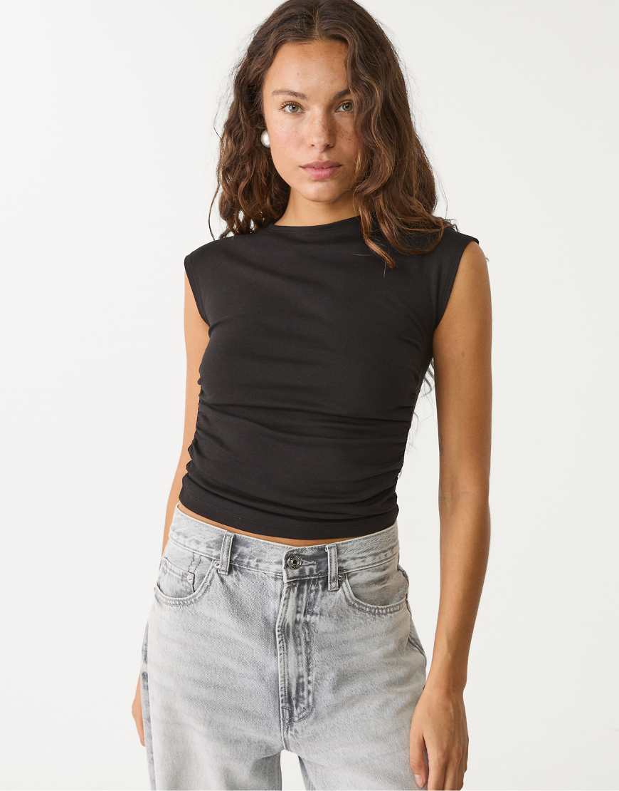 Stradivarius - Figurbetontes T-Shirt in Schwarz mit Raffung Stradivarius - Figurbetontes T-Shirt in Schwarz mit Raffung von Stradivarius