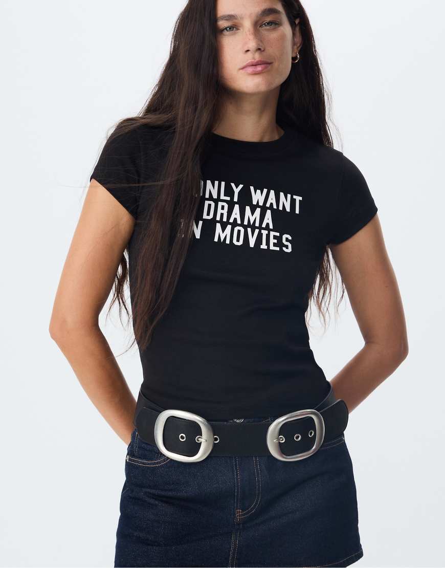 Stradivarius - Figurbetontes T-Shirt in Schwarz mit Slogan von Stradivarius