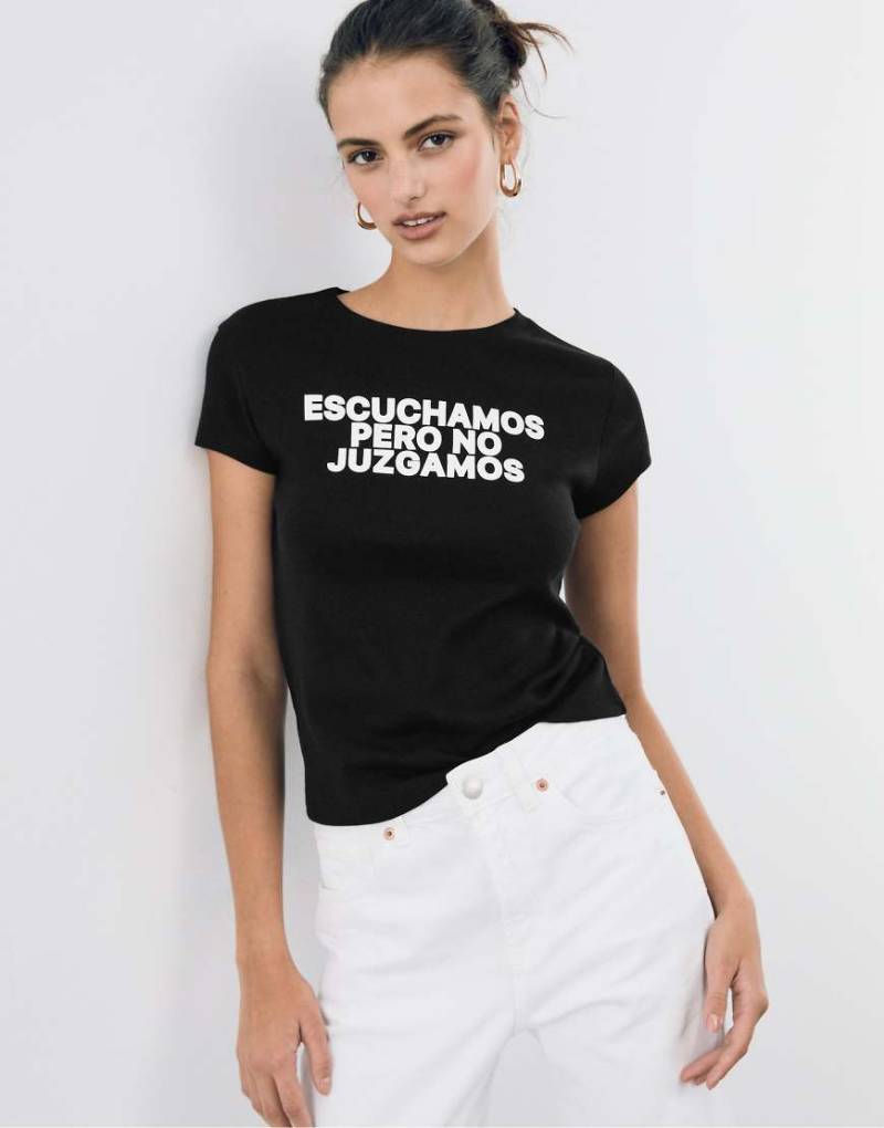 Stradivarius - Figurbetontes T-Shirt in Schwarz mit Slogan von Stradivarius