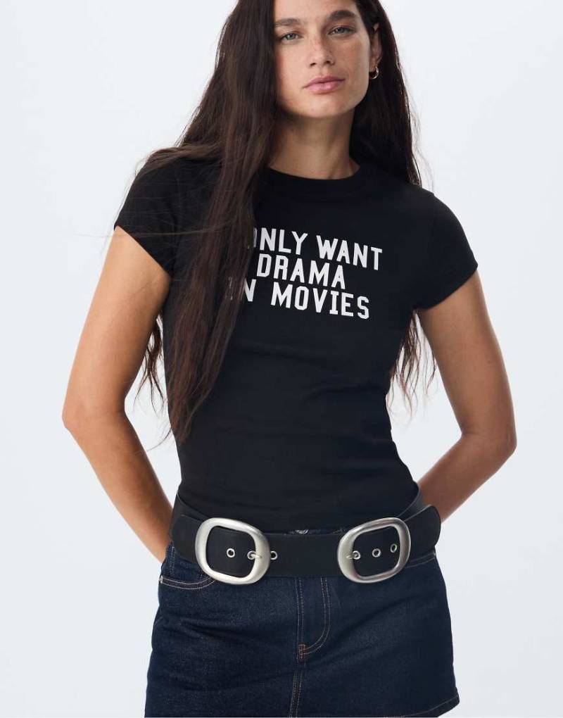 Stradivarius - Figurbetontes T-Shirt in Schwarz mit Slogan von Stradivarius