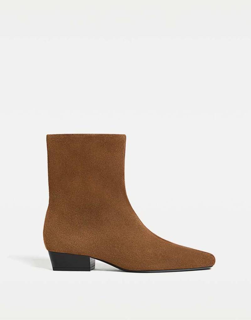 Stradivarius - Flache Ankle-Boots aus Leder in Braun-Brown von Stradivarius