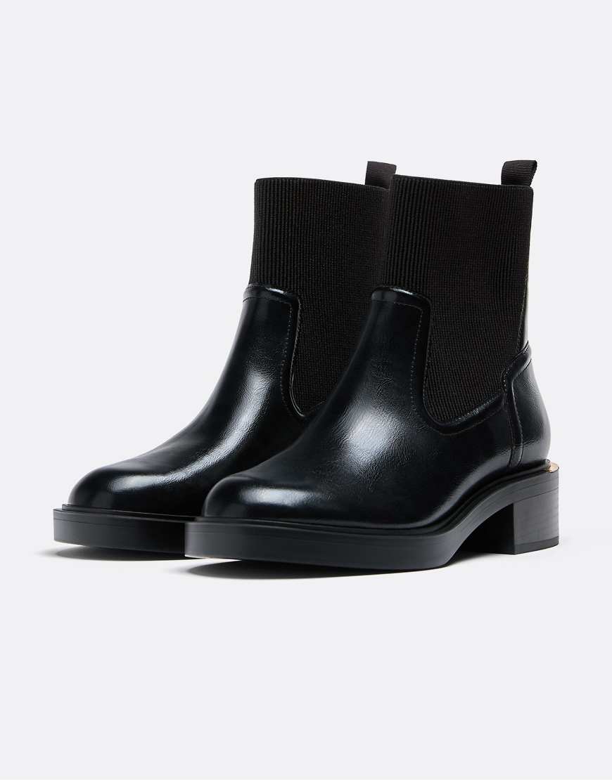 Stradivarius Wide Fit - Flache Ankle-Boots in Schwarz, weite Passform von Stradivarius