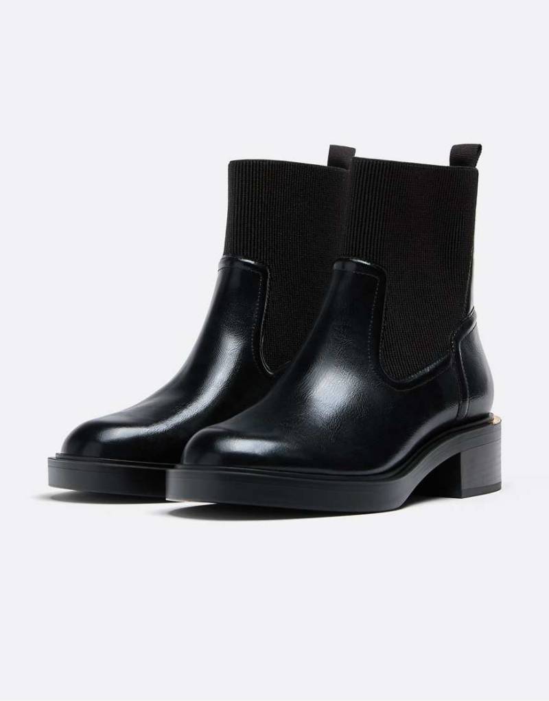 Stradivarius Wide Fit - Flache Ankle-Boots in Schwarz, weite Passform Stradivarius Wide Fit - Flache Ankle-Boots in Schwarz, weite Passform von Stradivarius